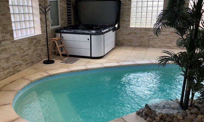 Villemeux-sur-Eure House | Maison 4ch Piscine Intérieure, Jacuzzi, Sauna, Billard, Cheminée et Jardin Clos