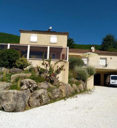 Nant House | Maison accueillante à Nant avec piscine partagée