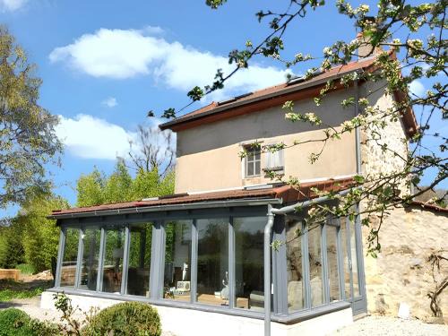 Chenerailles - Auzances - Bellegarde et Haut Pays Marchois House | Maison charmante à Charron avec piscine partagée