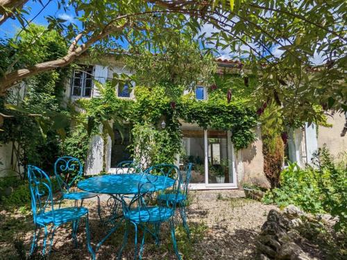 Graves-Saint-Amant House | Maison charmante avec terrasse, jardin clos, barbecue, près de la Charente - 3 ch, 2 sdb - FR-1-653-31