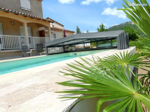 Nant House | Maison confortable avec vue montagne à Nant, piscine partagée