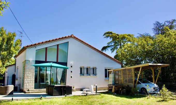 Labarthe-sur-Leze House | Maison Cosy: Petanque, table soccer & table tennis!
