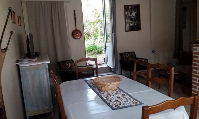 Mauves-sur-Huisne Bed & Breakfast | Maison D'hôte Pittoresque Avec Jardinet, Calme, Animaux de Compagnie Bienvenus !