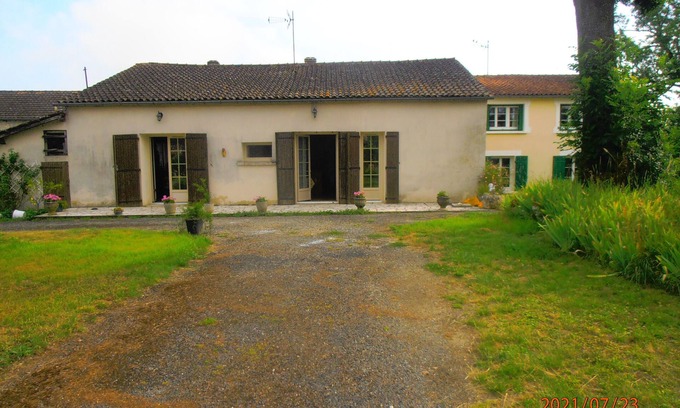 Ribagnac House | Maison Dans Petit Village Tranquille Pres DES Chateaux