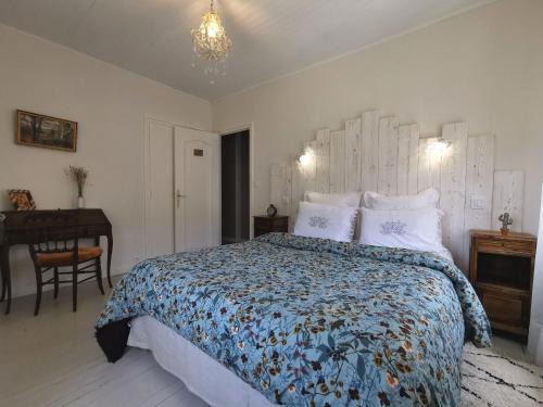 Sembadel Bed & Breakfast | Maison de campagne paisible avec terrasse et animaux admis - FR-1-582-505