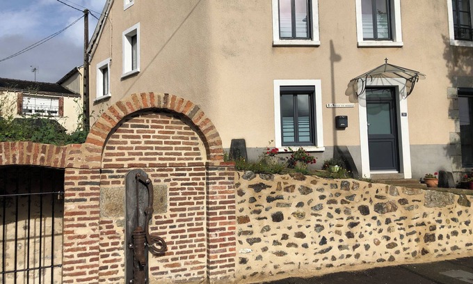 Laval House | Maison de Caractère Alliant Charme de la Ville et de la Campagne