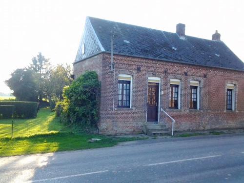 Mailly-Maillet House | Maison de charme à Mailly-Maillet avec jardin clôturé et cheminée