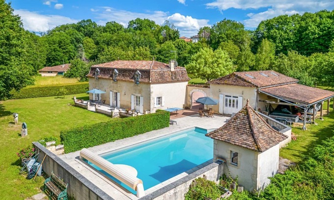 Bourdeilles Villa | Maison De La Dronne - Four Bedroom Villa, Sleeps 8