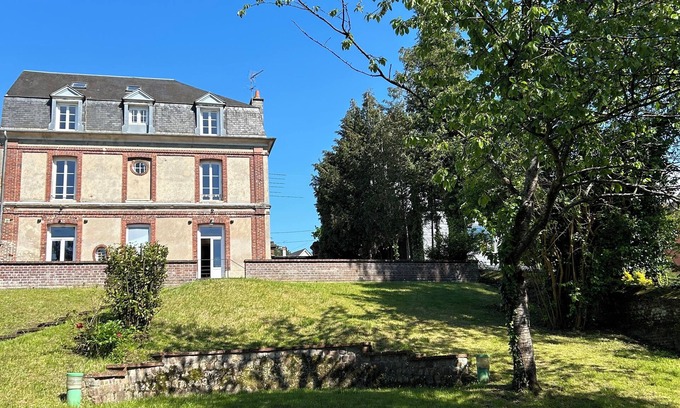 Lisieux House | Maison de Maître en Centre Ville Avec un Grand Jardin Ensoleillé !