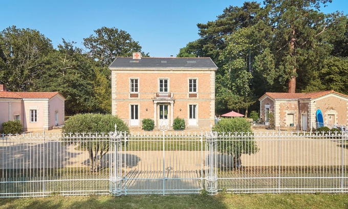 Basse-Goulaine Other | Maison de Maître Avec Piscine- La Champagnère 16 Personnes