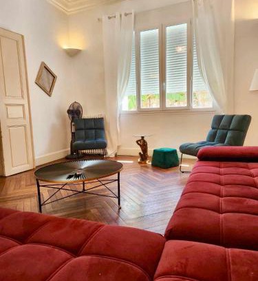 Castelnaudary House | Maison de Maître L Oustal des Halles avec salle de cinéma, billard & Jacuzzi