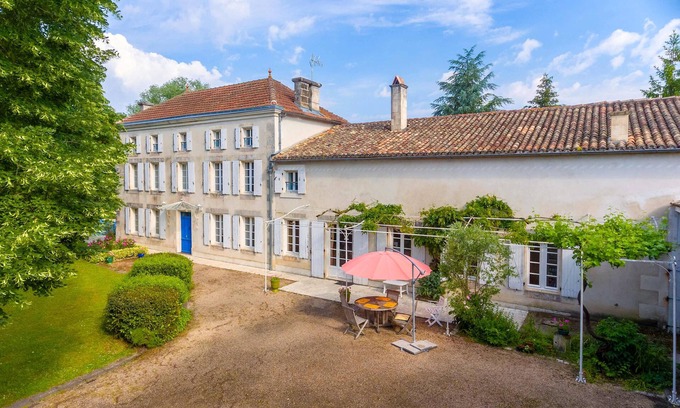 Vindelle House | Maison de Maître with swimming pool for 12 people near Angoulême