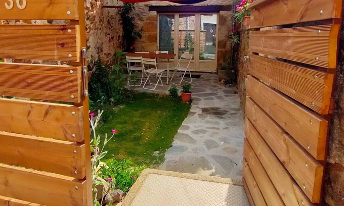 Vic-le-Comte House | Maison de Village F2 60m² Avec Cour Fermée