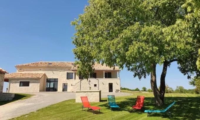Pern House | Maison en Pierre Situé au Milieu des Champs de blé