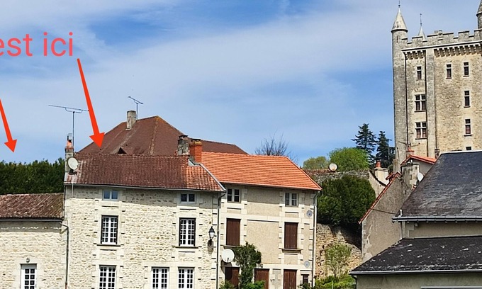 Salles-en-Toulon House | Maison en Pierre Spacieuse de 200m2 à 30 min du Futuroscope