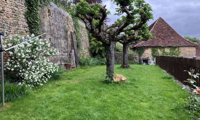 Limeuil House | Maison familiale périgourdine, Limeuil : dépendance, patio, jardin, vue Dordogne