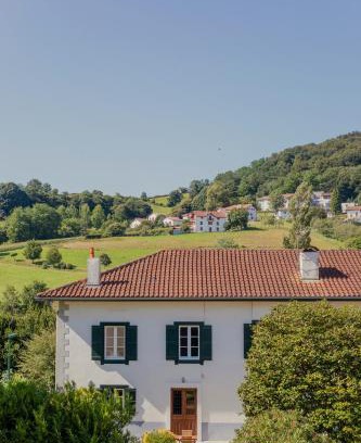 Hasparren House | Maison Gamboia, chambres d'hôtes au calme avec jardin