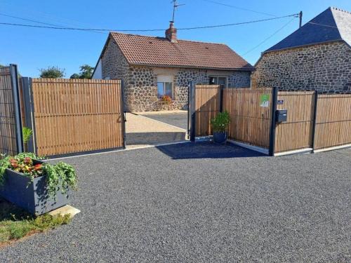 Saint-Mars-d'Egrenne House | Maison granit avec jardin privatif, plain-pied, 2 chambres, tout inclus, proche loisirs et nature - FR-1-497-190
