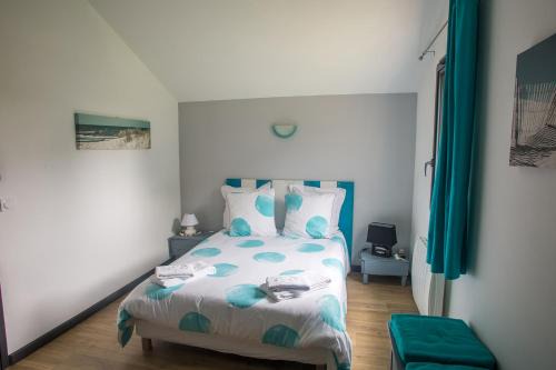 Le Burgaud Bed & Breakfast | MAISON MAUPAS Chambre Bleue