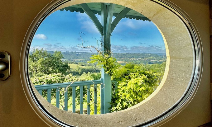 La Fagette Bed & Breakfast | Maison Oléa - "Pourpre" guest room overlooking the Vézère valley