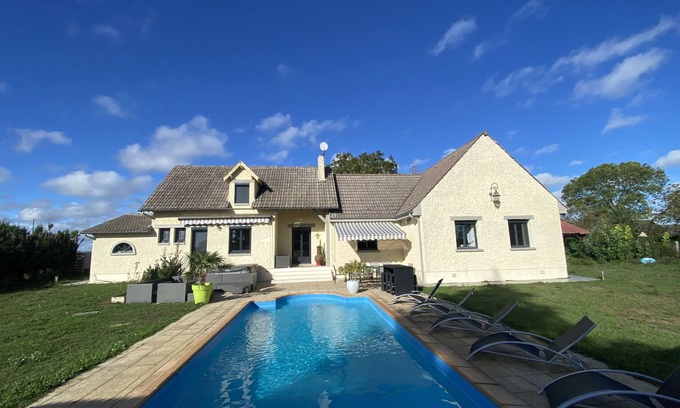 Cepoy House | Maison Pour 8 Adultes et Maximum 6 Enfants Avec Piscine Chauffée, spa et Sauna