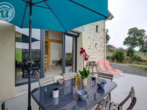 Saint-Heand House | Maison spacieuse avec terrasse, jardin et poêle à bois à Saint-Héand - FR-1-496-146