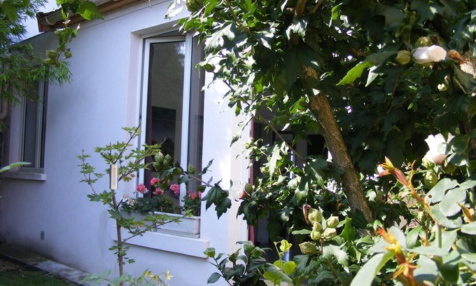 Montreuil Bed & Breakfast | Maisonette at the bottom of a garden, 30 minutes from Paris.