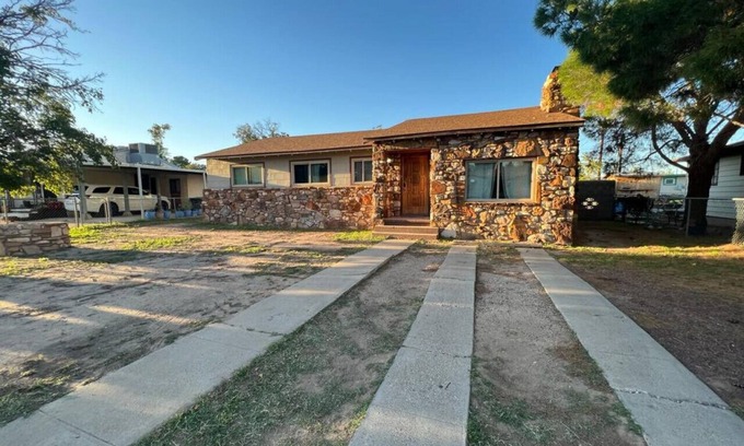 Carlsbad House | Majestic Hikers Retreat