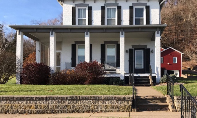 Lansing House | Majestic Mississippi River Views! Booking for September!