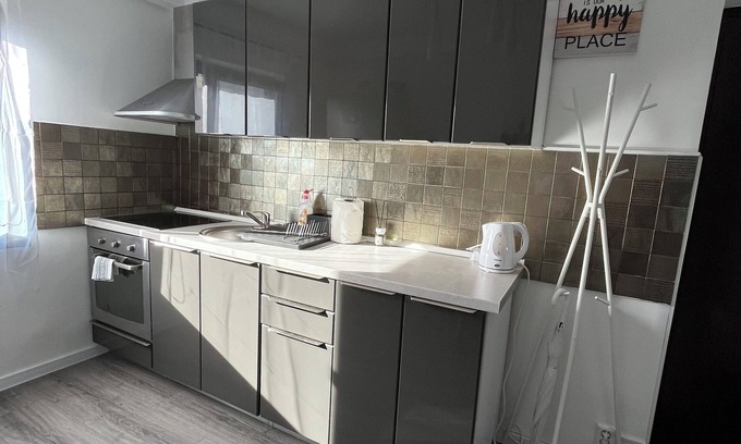 Bucharest Apartment | Mall Vitan Studio Eveline in delightful București with AC, WiFi
