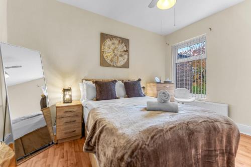 Clayton House | Manchester Seymour Escape Spacious 4BR Home for 8