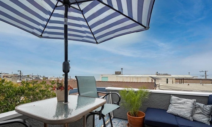 Gas Lamp Section House | Manhattan Beach Ocean View Private Beach House