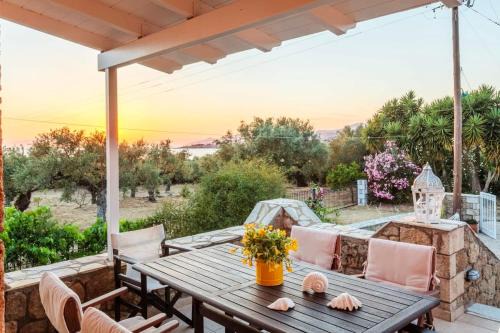 Riglia Apartment | Mani's Aura Seaside-Spacious Summer Retreat