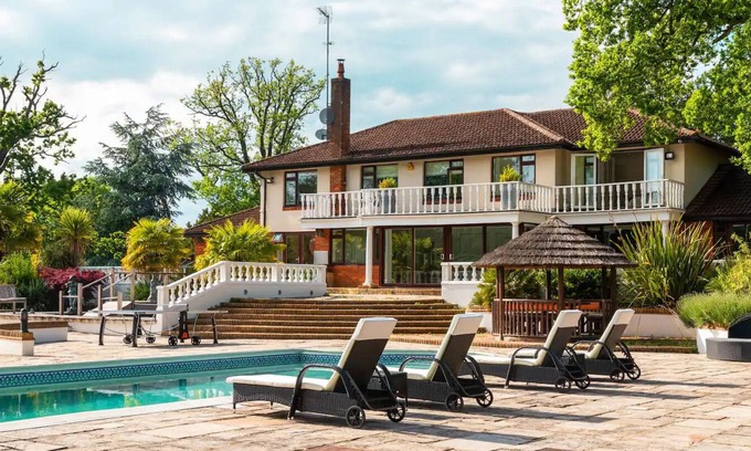 Potters Bar Villa | Manison With Pool and Tennis Court