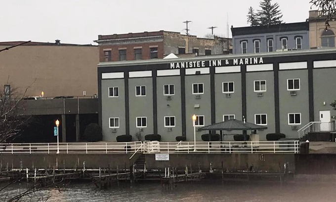 Manistee Hotel | Manistee Inn & Marina