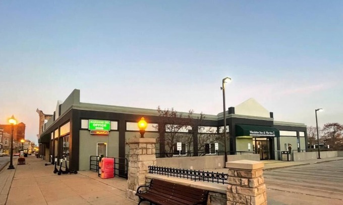 Manistee Hotel | Manistee Inn & Marina