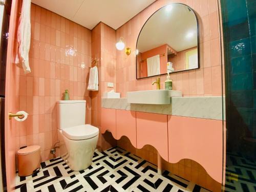Manly Apartment | Manly Vibes - fabulous design with gym, sauna, streaming, right opposite wharf & beach
