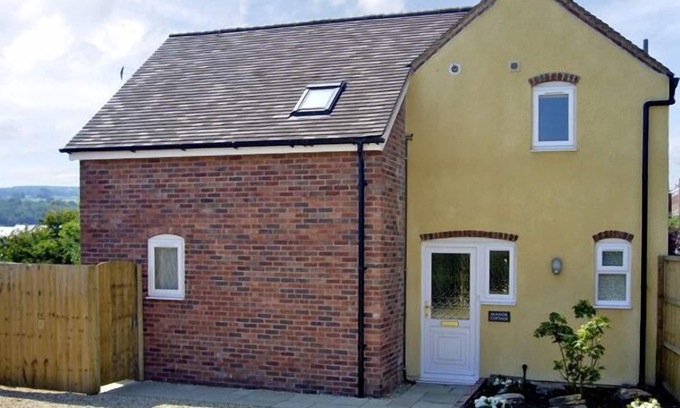 Ludwel Cottage | MANOR COTTAGE, pet friendly, with a garden in Ludlow