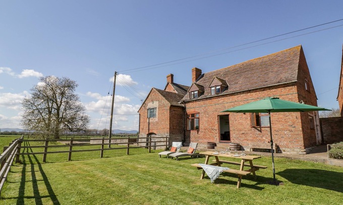 Severn Stoke Cottage | MANOR FARM COTTAGE, pet friendly, with a garden in Upton Upon Severn