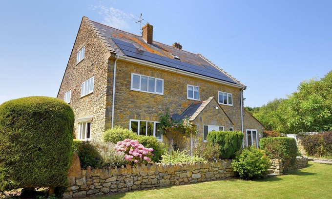 Burton Bradstock House | MANOR LODGE, family friendly, with open fire in Burton Bradstock