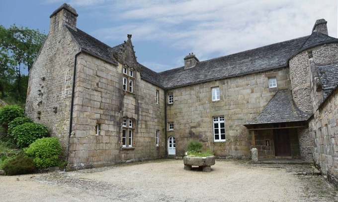 Plourin-les-Morlaix Villa | Mansion in Brittany by Forest & Lake