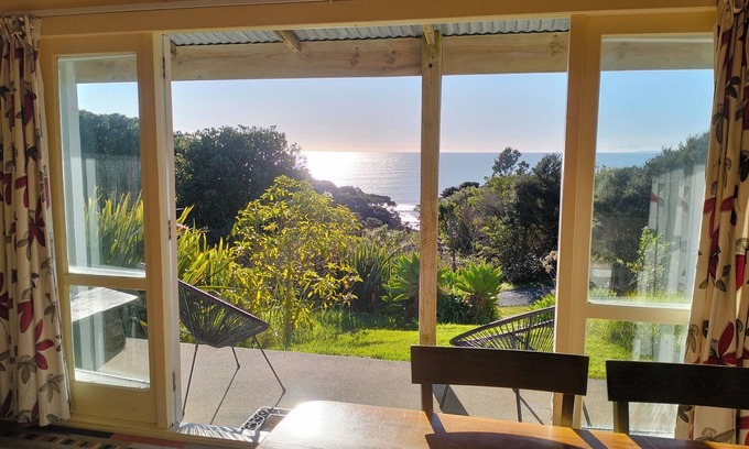 Raglan Cottage | Manu Bay Bush and Beach Cottage
