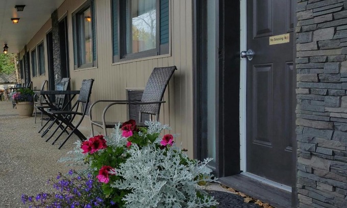 Emerson Hotel | Maple Leaf Motel Emerson