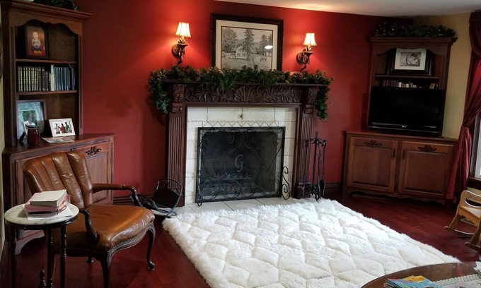 Randolph House | Maple Shade on the Amish Trail: Fireplace, Jacuzzi tub, Gazebo and more