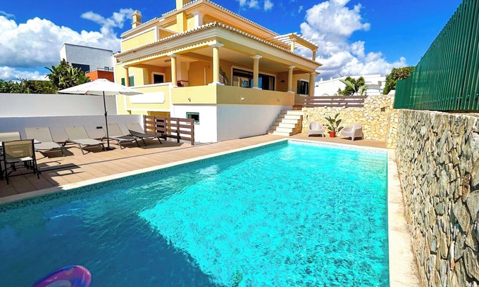 Alporchinhos Villa | Maravilhosa Casa de Férias , Junto à Praia