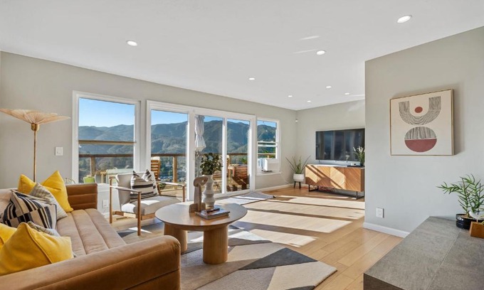 Park Pacifica House | @ Marbella Lane - Chic Abode w/Mountain Skyline
