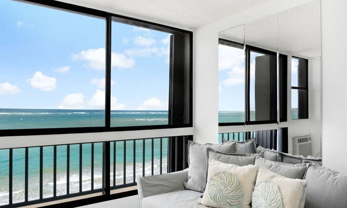 Isla Verde Apartment | Maria Beach 1BDR Oceanfront Pool Parking