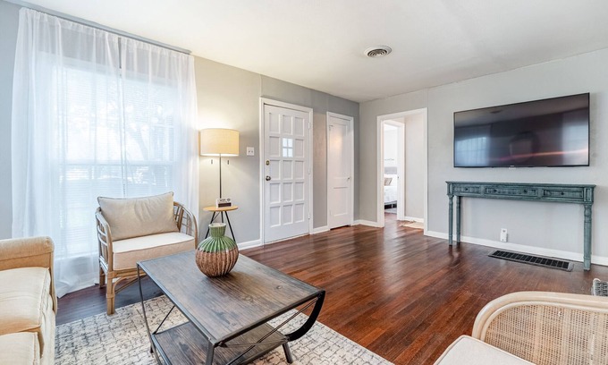 Original Town House | Maria's Cottage - Minutes from downtown Carrollton & Pet friendly