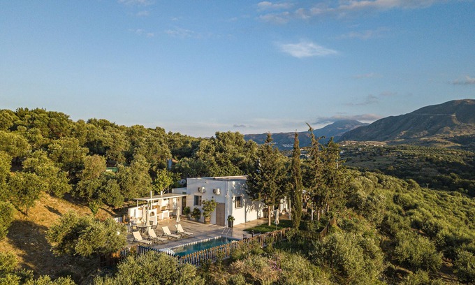 Filaki Villa | MariAndry Villa, Secluded Retreat with Pool & HotTub
