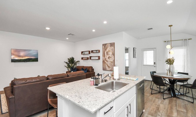 Barker House | Marice Serene Home at Fulshear w/community pool